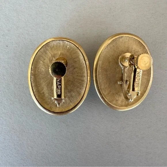 SOLD Vintage Napier Brushed Gold Tone and Ivory Oval Screw Back Clip On Earring - Picture 4 of 6